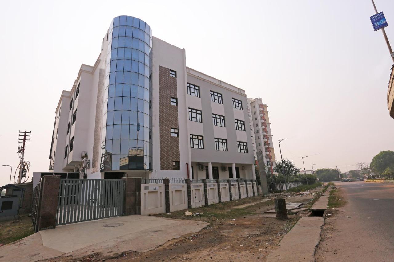 Capital O 10060 Hotel The Leaf Lucknow Extérieur photo